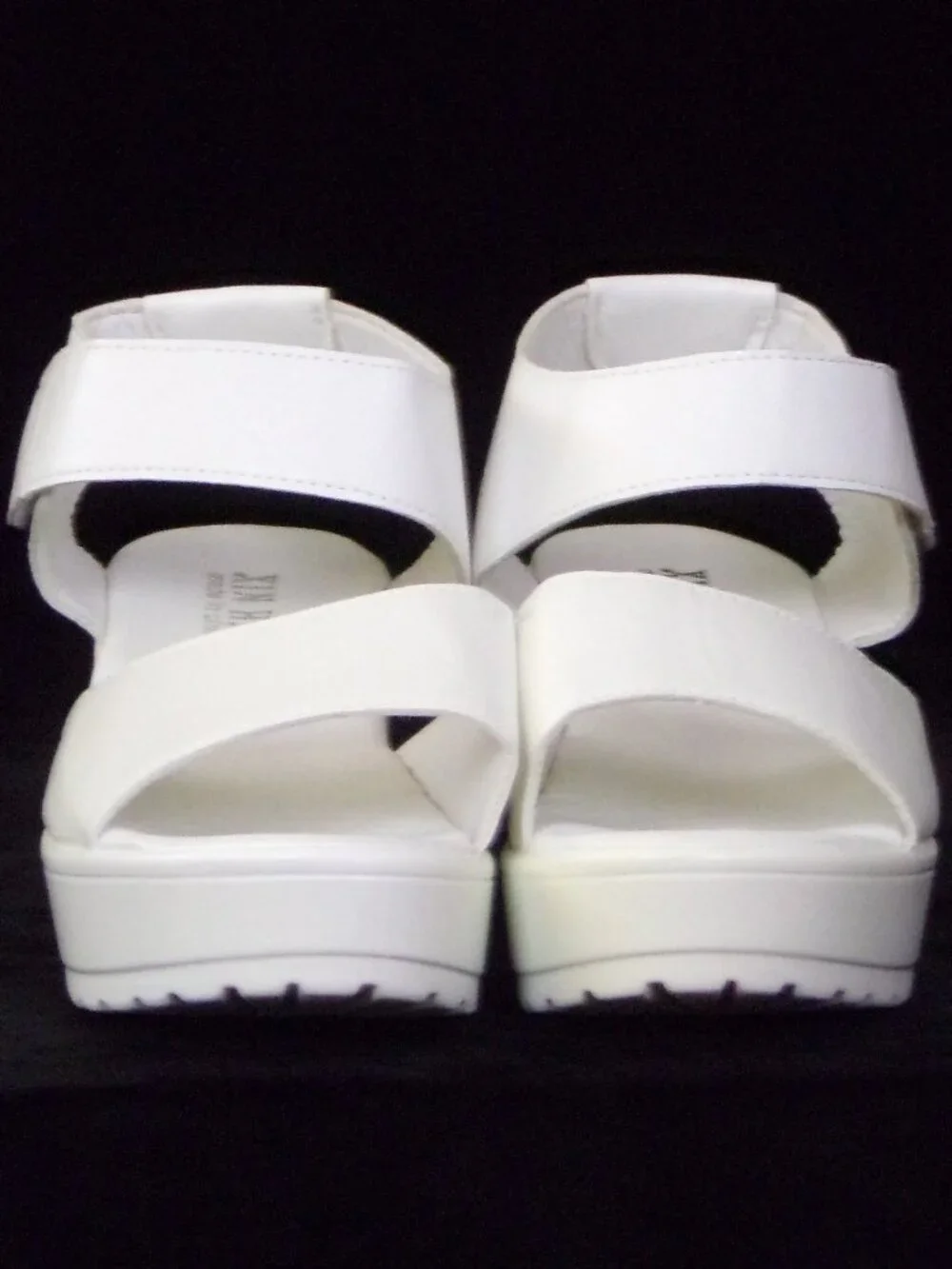 XIN HAO size 9.5 (?) white mid-heel 2-strap platform sandals all synth. mat.